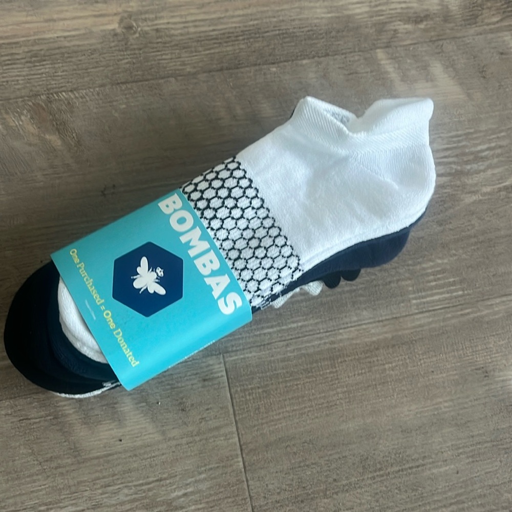 New Bombas - midweight ankle socks - size large (four pairs of socks)